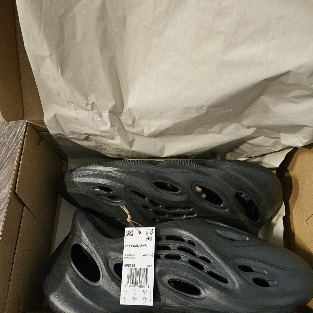 Yeezy foam runner onyx size 13